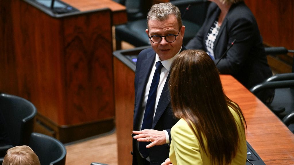 Pääministeri Petteri Orpo keskusteli liikenne- ja viestintäministeri Lulu Ranteen kanssa eduskunnan täysistunnossa Helsingissä 15. huhtikuuta 2026.