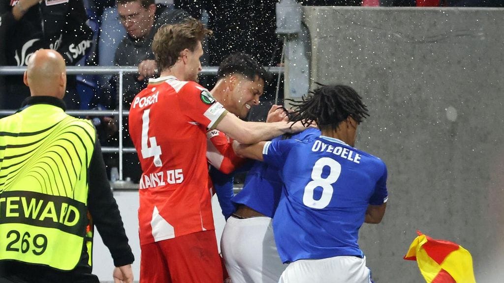 Punapaitaisen Mainzin ja sinipaitaisen Racing Strasbourgin pelaajat väänsivät ottelun päätyttyä.