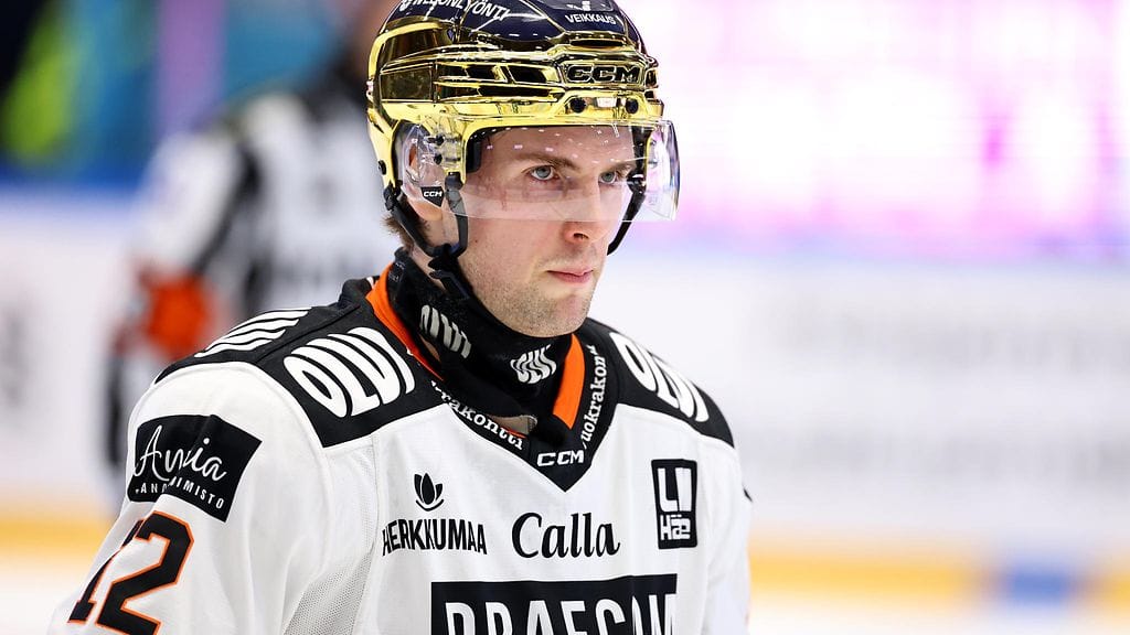 Sami Päivärinta pääsee mukaan Leijoniin. HPK:n kausi päättyi puolivälierissä.