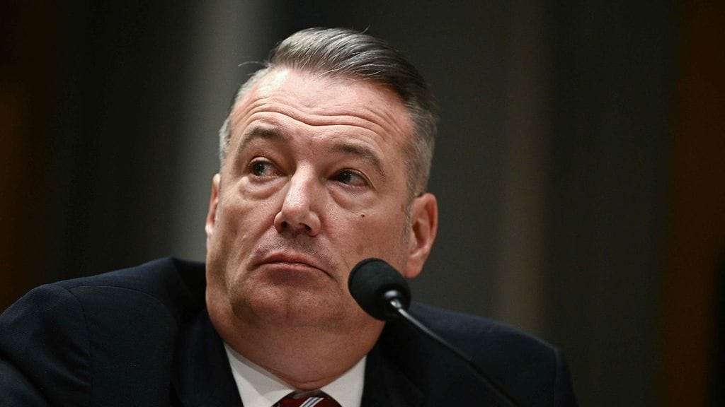 Todd Lyons perustelee eroaan ICE:stä perhesyillä.