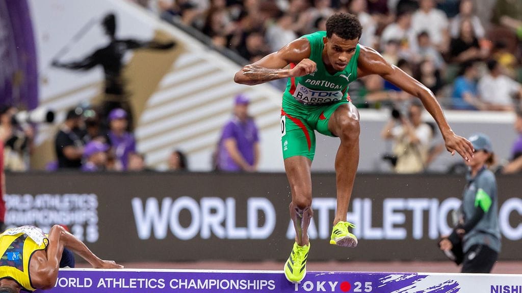 Etson Barros juoksemassa 3 000 metrin esteitä Tokion MM-kisoissa syyskuussa 2025.