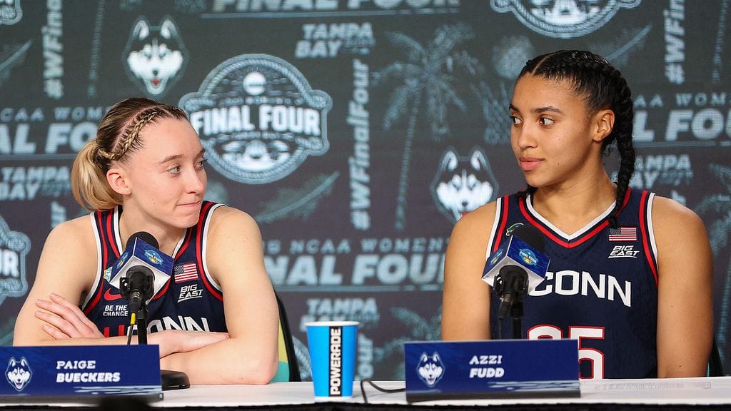 Paige Bueckers ja Azzi Fudd ovat joukkuetovereita Dallas Wingsissä.