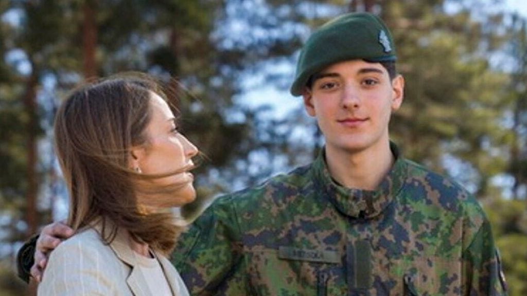 Roberta Metsola julkaisi X:ssä yhteiskuvan Suomessa armeijaa käyvän poikansa kanssa.