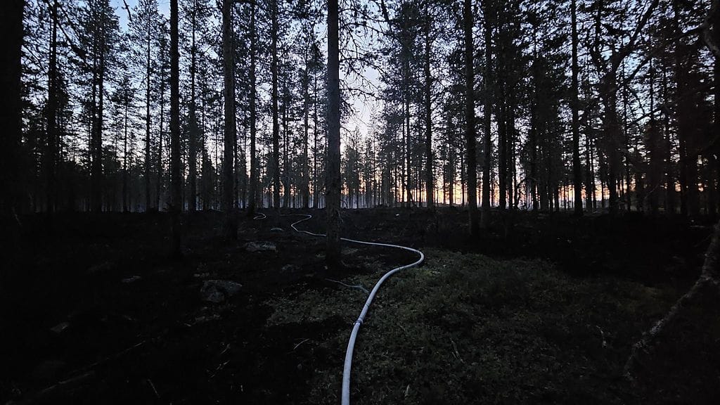 Kuvituskuva on Posiolta viime heinäkuulta. Kuvassa maastopalo on jo jälkisammutusvaiheessa.