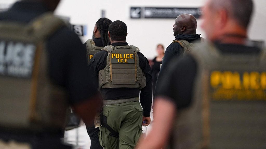 Kuvituskuvassa ICE:n agentteja lentoasemalla Atlantassa Yhdysvalloissa 25. maaliskuuta.