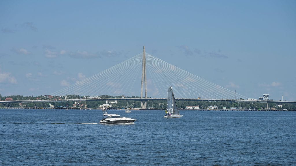 Noin 1,2 kilometrin mittainen Kruunuvuorensilta on Suomen pisin silta.