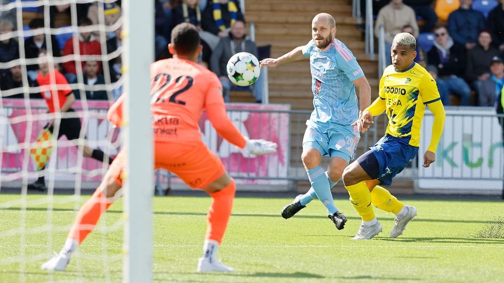 Teemu Pukki pussitti kaksi.