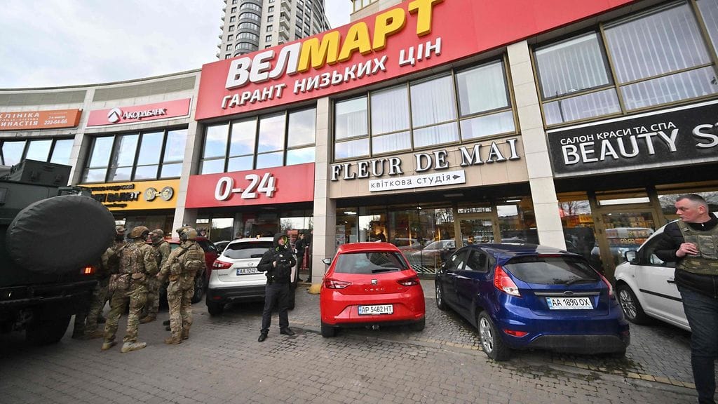 LK 18.4.2026 Erityisjoukkojen poliiseja supermarketin ulkopuolella ampumavälikohtauksen jälkeen Kiovassa 18. huhtikuuta 2026.