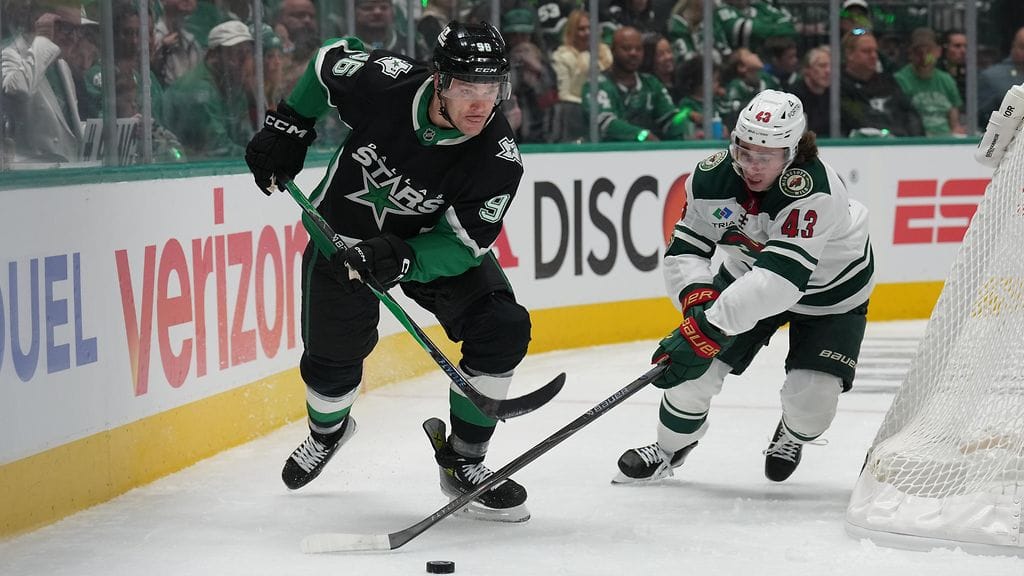 Dallas Starsin Mikko Rantanen ja Minnesota Wildin Quinn Hughes vastatusten.