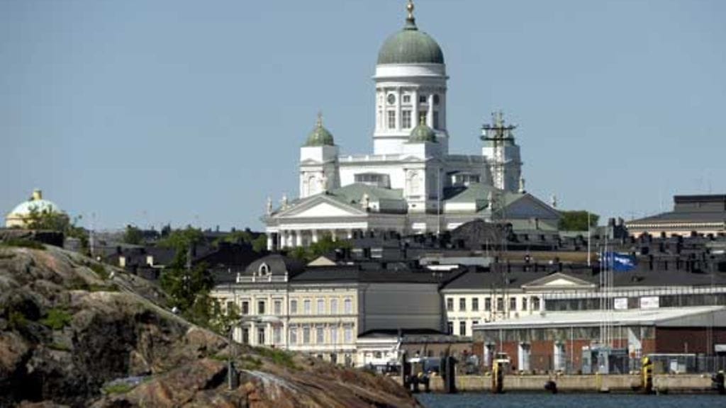 Tuomiokirkko värittää Helsingin siluetin.