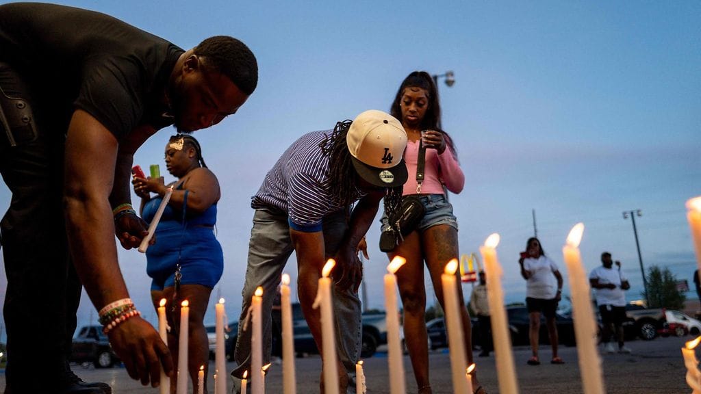 Ihmiset sytyttivät kynttilöitä joukkoampumisen uhreille Shreveportissa Louisianassa 19. huhtikuuta 2026.