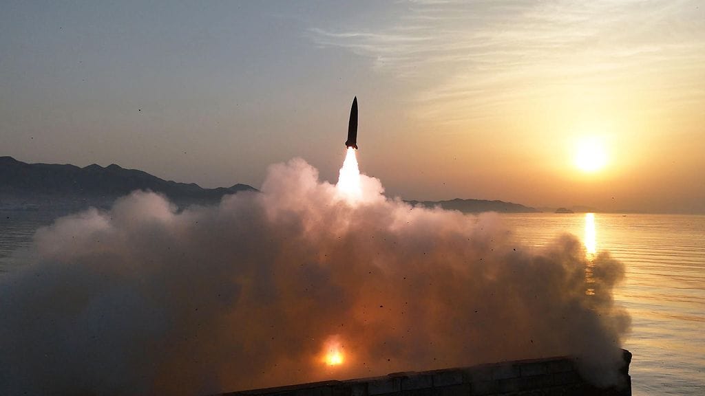 Pohjois-Korean valtiollinen uutistoimisto julkaisti 19. huhtikuuta otetun kuvan ballistisen ohjuksen koelaukaisusta salaisessa paikassa Pohjois-Koreassa. AFP ei ole pystynyt vahvistamaan kuvan aitoutta. AFP PHOTO/KCNA VIA KNS