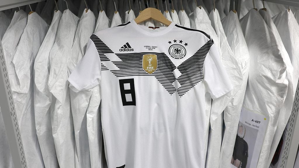 Väärennettyjen pelipaitojen kysyntä on korkealla kesän MM-kisojen alla.