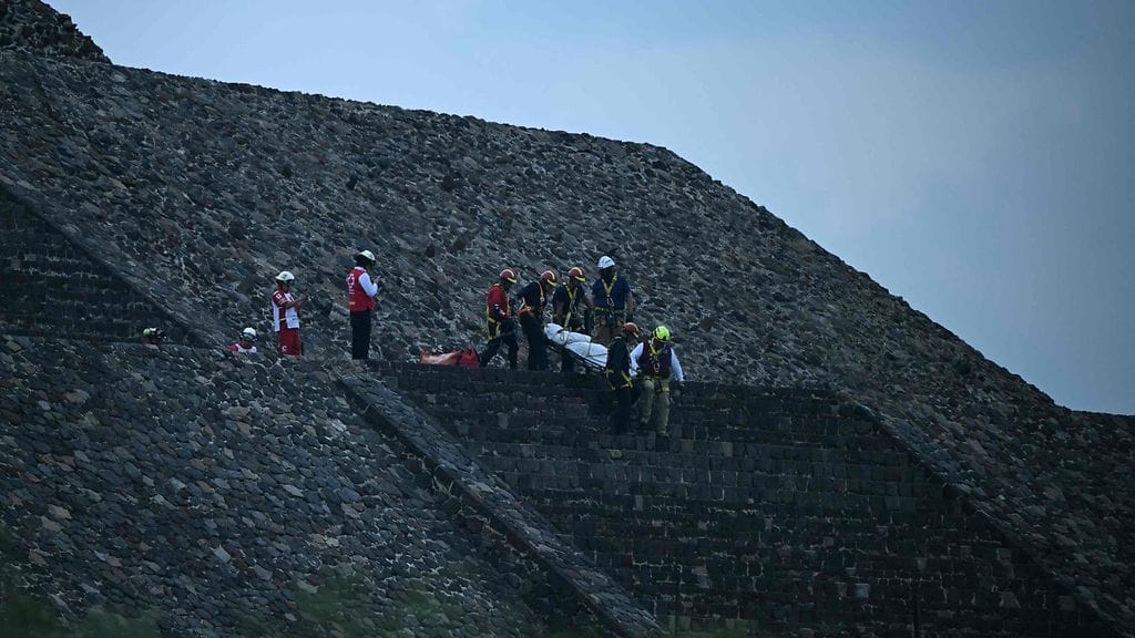 Kuollutta kanadalaisnaista kuljetetaan alas Teotihuacanin pyramidilta.