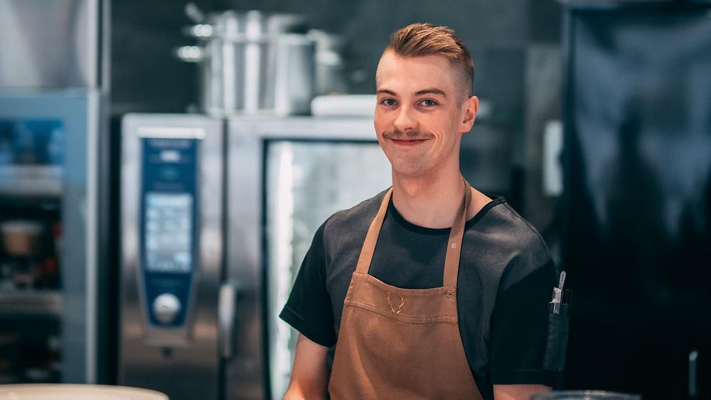 Joel Manninen on mukana myös Lapland Hotelsin Kokkiakatemia-koulutusohjelmassa, joka tukee kokkien urakehitystä ja valmistaa heitä alan kilpailuihin.