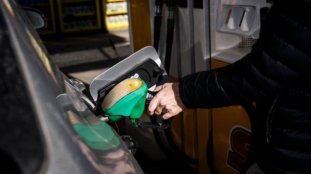 Auton tankkausta huoltoasemalla Helsingissä 9. huhtikuuta 2026.