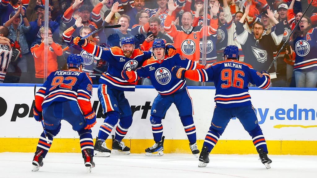 Kasperi Kapanen (toinen oik.) iski voittomaalin Edmontonin pudotuspeliavauksessa.