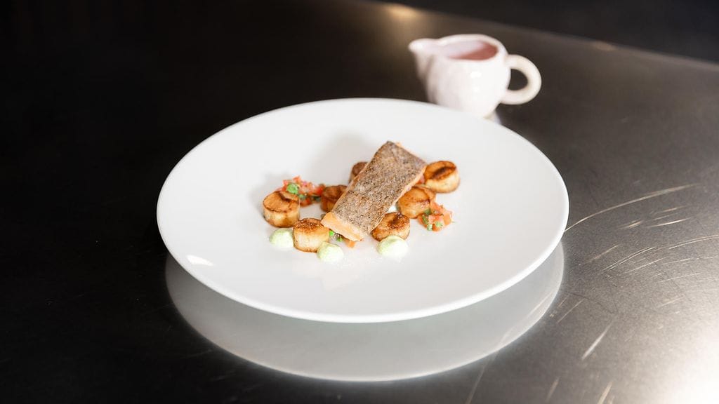 MasterChef Suomi: Paistettua kirjolohta ja palsternakkaa sekä kirvelimajoneesia, tomaatti-kirvelisalaattia ja tomaatti-mansikkalientä, Millan resepti