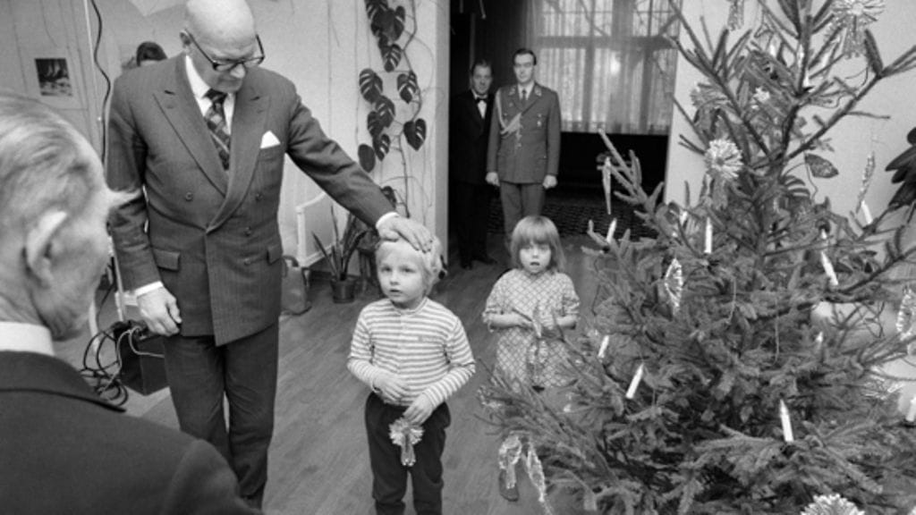 Presidentti Kekkonen lasten parissa. Kuvituskuva.