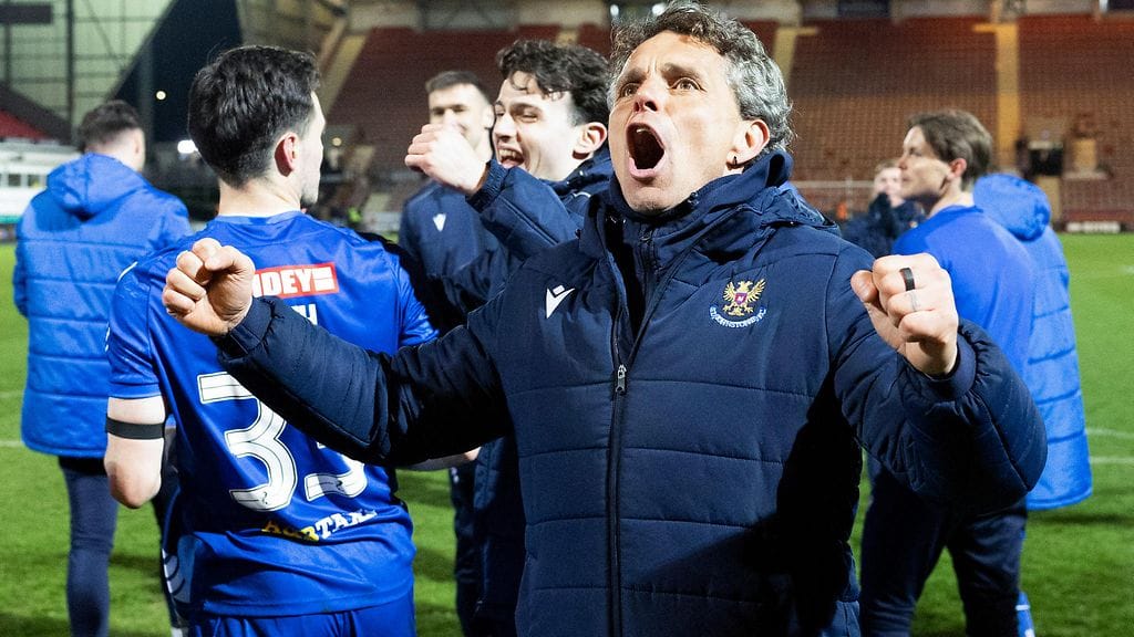 Simo Valakarilla oli aihetta juhlaan tiistaina, kun hänen valmentamansa St. Johnstone varmisti sarjanousun.