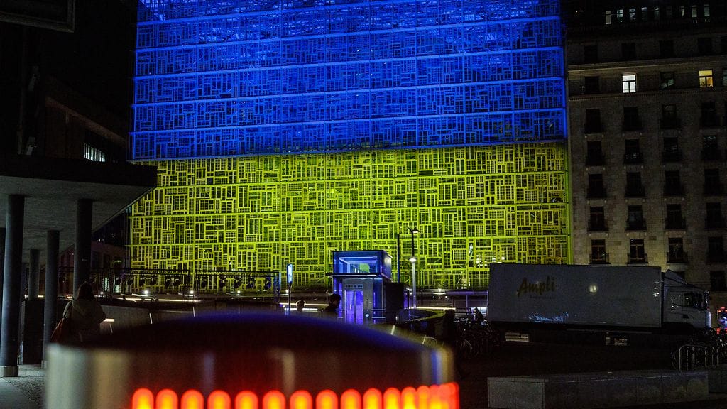 Europa-rakennus Brysselissä oli valaistu Ukrainan väreillä Ukrainan sodan vuosipäivän kunniaksi 23. helmikuuta 2026.