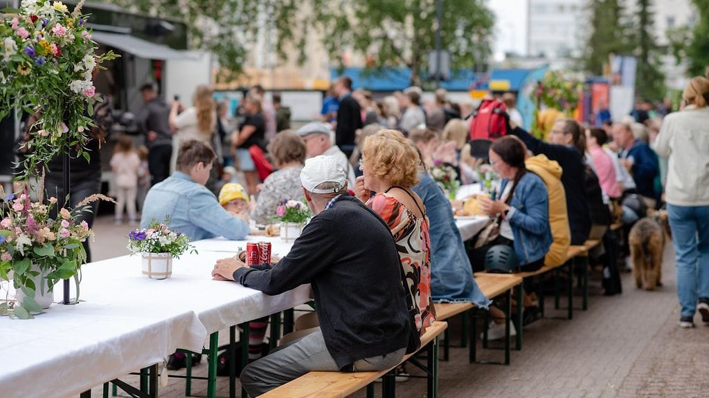 Oulu-pitkä-ruokapöytä