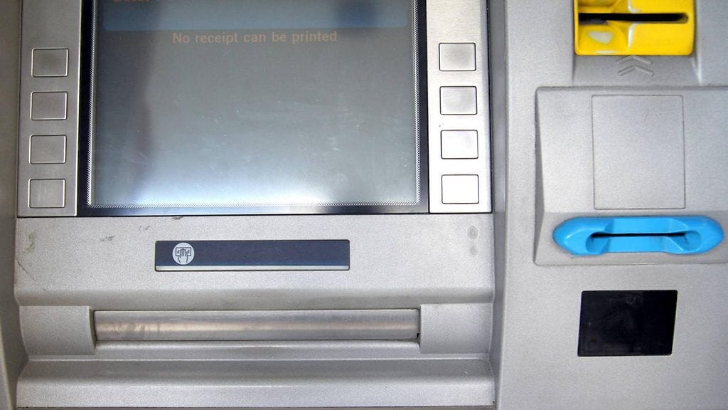 Pankkiautomaatilla kannattaa aina suojata pin-koodi katseilta.