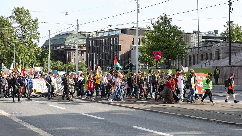 Sosiaalisessa mediassa on esitetty, että käräjänotaari olisi toiminut aiemmin Elokapinan tiedottajana. Väite ei pidä paikkaansa.