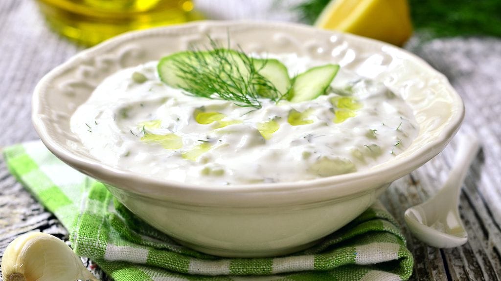 Henri Alénin tsatsikin ja perunasalaatin voi valmistaa lähes samalla reseptillä. Kuvituskuva.