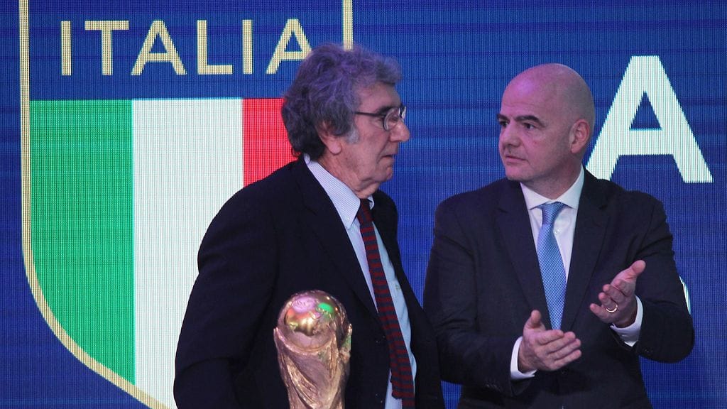 Dino Zoff (vas.) ja Fifan pääsihteeri Gianni Infantino Italian olympiakomitean tilaisuudessa vuonna 2017.