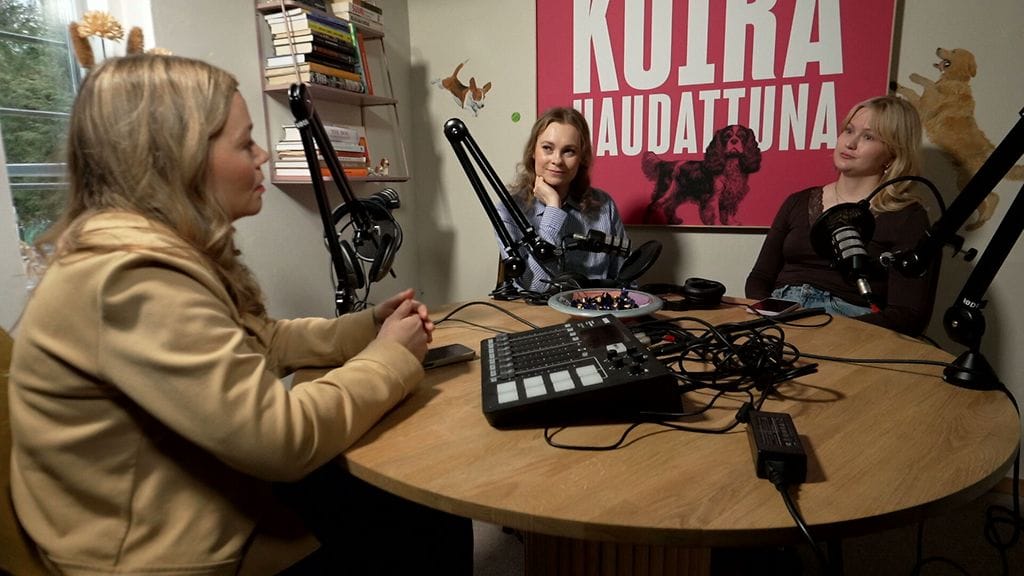 Kaisa ja Jenna podcaststudiossa