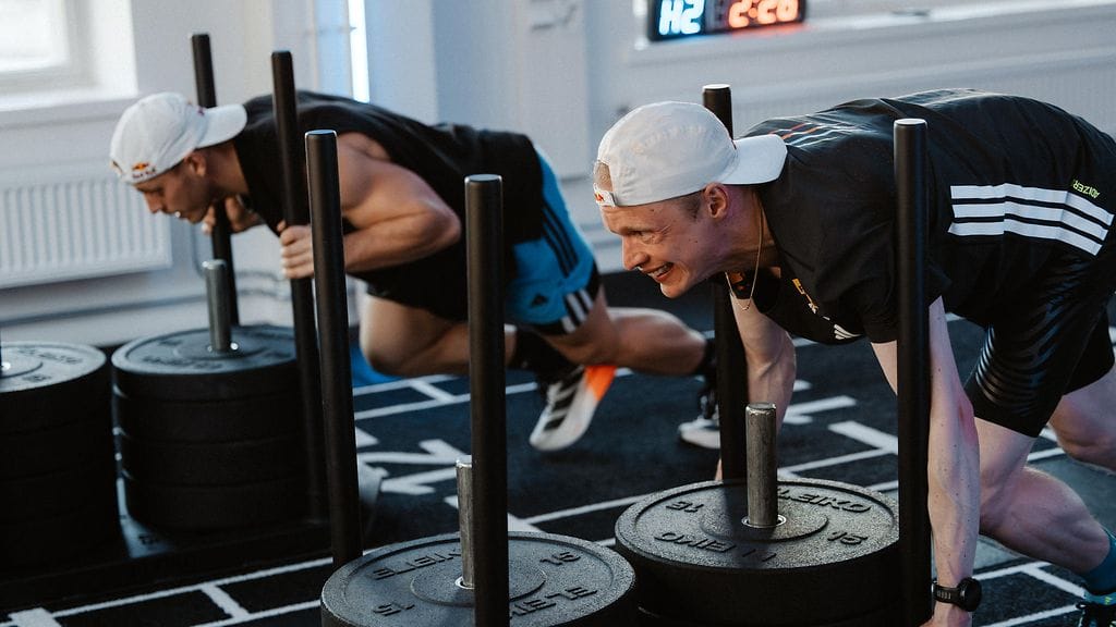 Janne Koski (vas.) ja Iivo Niskanen laittavat itseään ahtaalle toukokuun 9. päivä Helsingissä käytävässä kansainvälisessä Hyrox-kilpailussa.