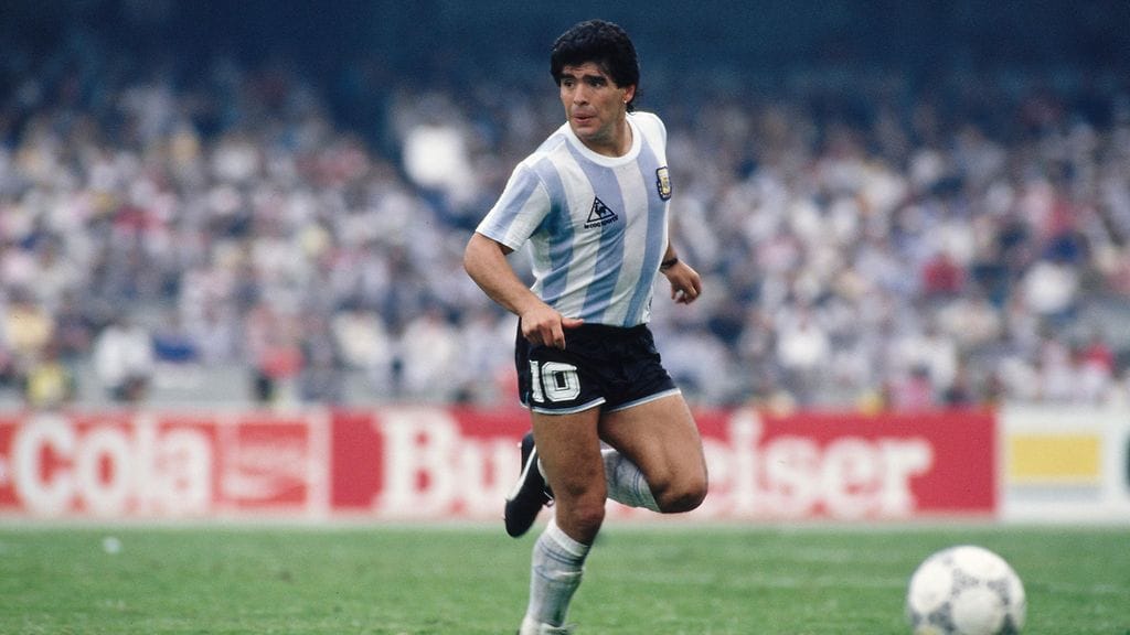 Diego Maradona Argentiinan paidassa.