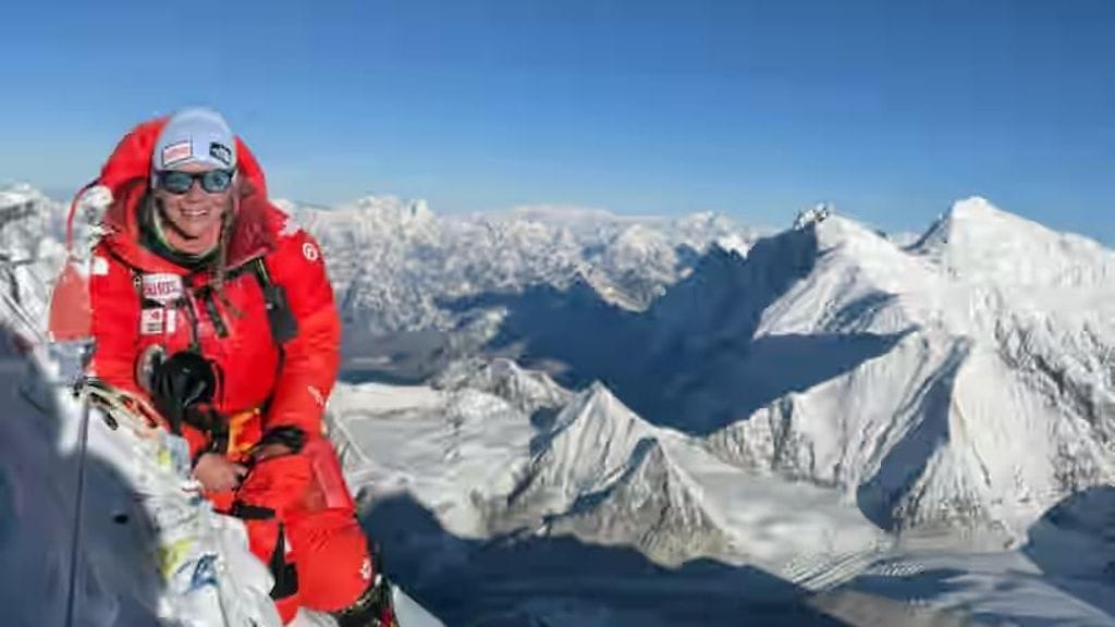 Penttilä saavutti Makalun huipun perjantaiaamuna kello 6.19. Taustalla maailman korkein vuori Mount Everest ja 8 516 metrinen Lhotse.