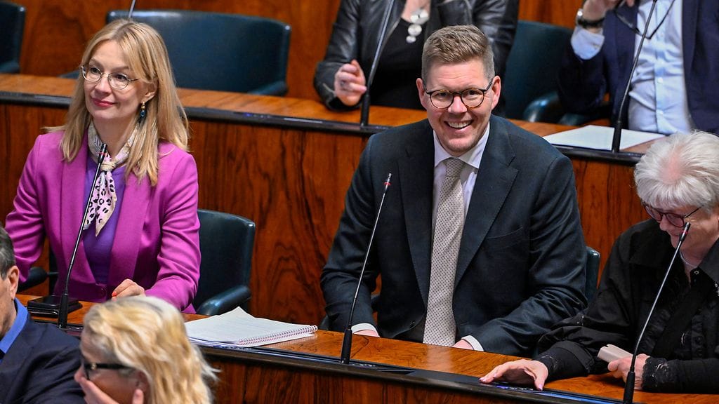 Kuvassa SDP:n eduskuntaryhmän puheenjohtaja Tytti Tuppurainen, puheenjohtaja Antti Lindtman sekä edustaja Tuula Väätäinen (oik.) eduskunnan täysistunnossa Helsingissä 17. huhtikuuta 2026.