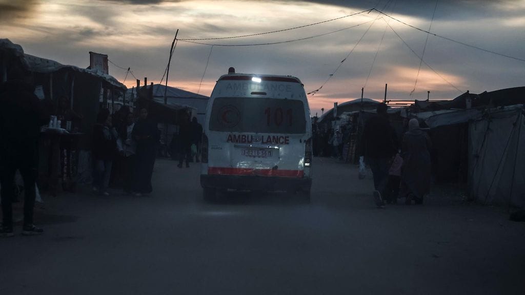 Kuvassa ambulanssi Gazan kaistalla israelilaisten poliisiautoon kohdistuneen iskun jälkeen 24. huhtikuuta 2026.