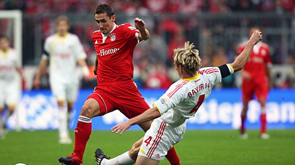 Sami Hyypiä liukutaklaa palloa Miroslav Kolselta. Kuva: Christof Köpsel/GETTY.