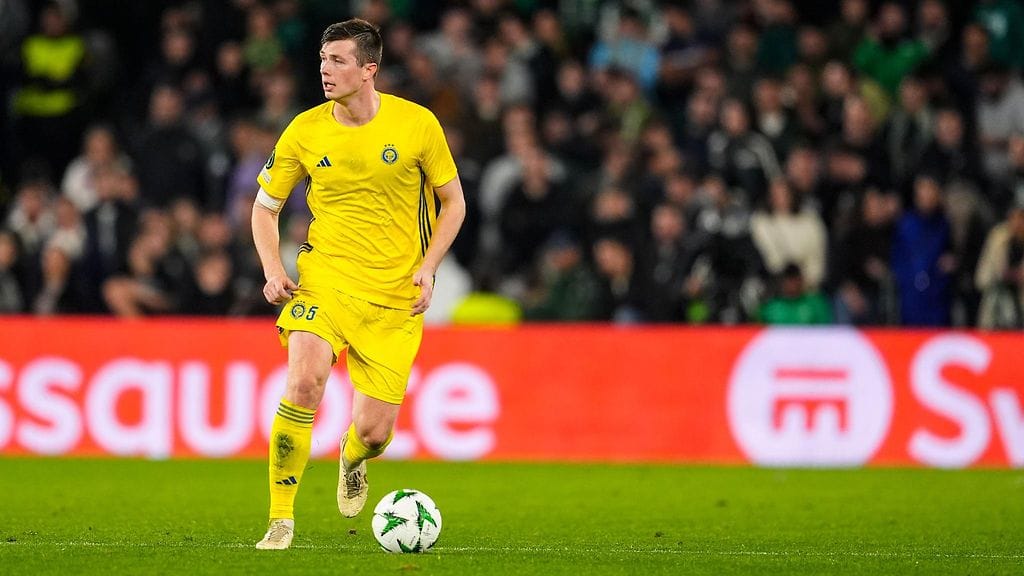 Daniel O'Shaughnessy, 31, lyö nappulakengät naulaan.