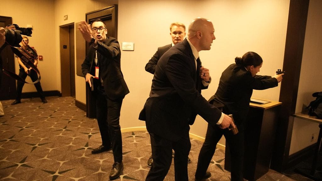 Turvallisuushenkilöstö reagoi nopeasti ampumisvälikohtaukseen.