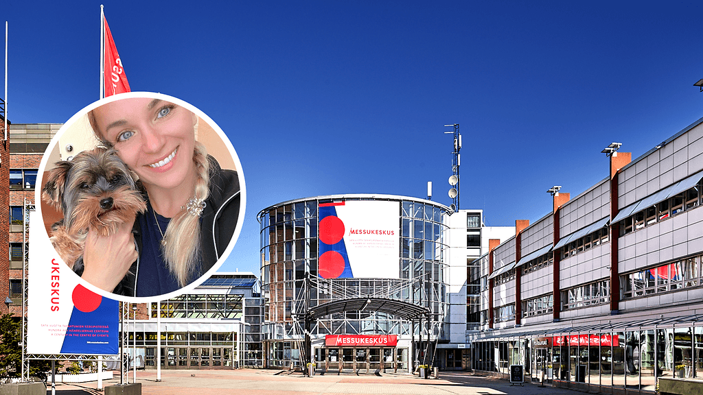 Koira puri eläinlääkäri Liisa Andelin tytärtä Messukeskuksessa Lemmikkimessuilla.