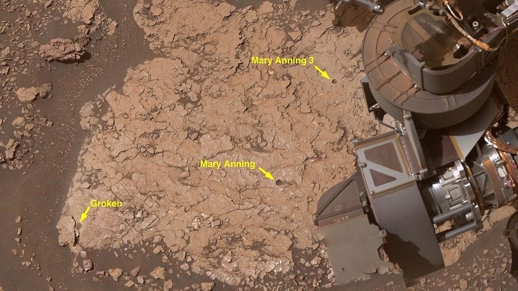 Lähikuva kolmesta reiästä, jotka NASA:n Curiosity-mönkijä porasi Marsin kallioperään lokakuussa 2020 paikassa, jota kutsutaan lempinimellä ”Mary Anning”. Näyte, josta mönkijä löysi monenlaisia orgaanisia molekyylejä, otettiin kohdasta ”Mary Anning 3”