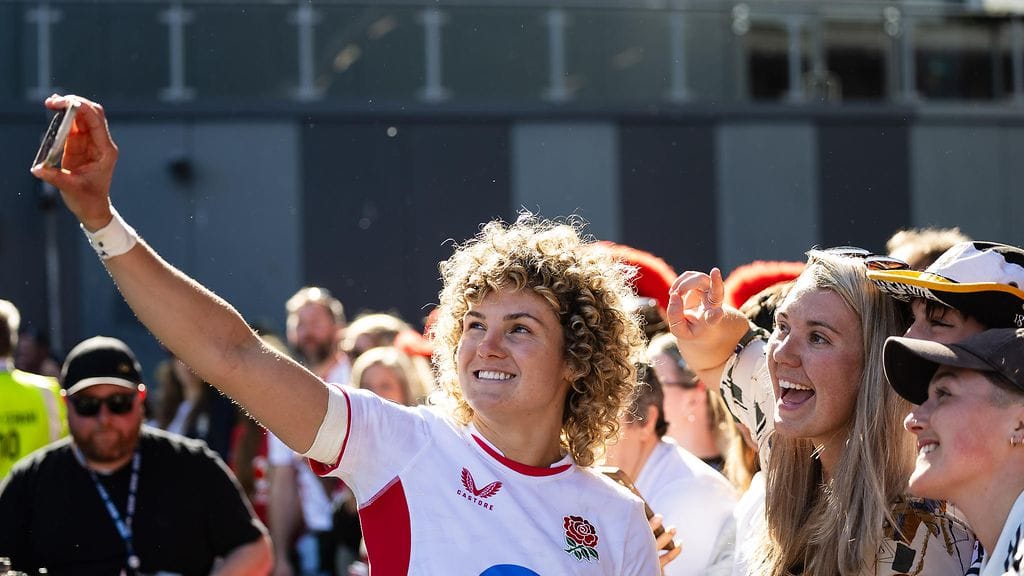 AOP Myös urheilijat harrastavat selfieitä. Englannin Ellie Kildunne otti selfien fanien kanssa naisten rugbyottelun jälkeen.