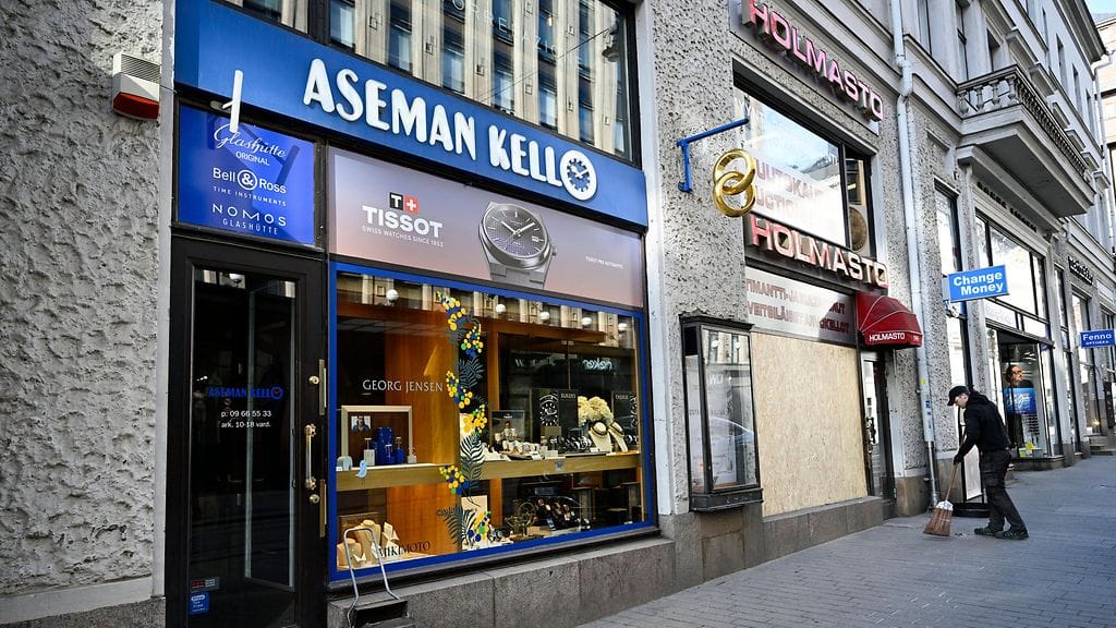 Varkaat anastivat liikkeestä suuren määrän koruja.