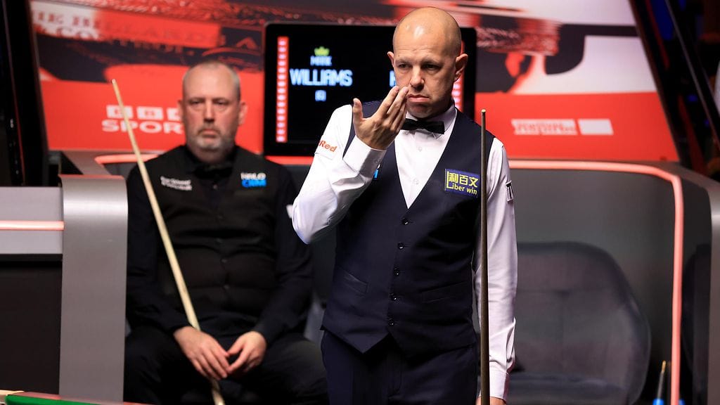 Barry Hawkins (oik.) eteni MM-turnauksessa puolivälieriin kukistamalla Mark Williamsin. Kaksikko hämmästelee Saudi-Arabiassa järjestetyn rahakisan kohtaloa.