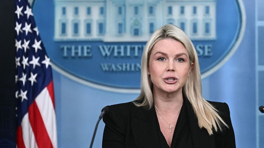 Valkoisen talon tiedottaja Karoline Leavitt lehdistötilaisuudessa maanantaina 27. huhtikuuta.