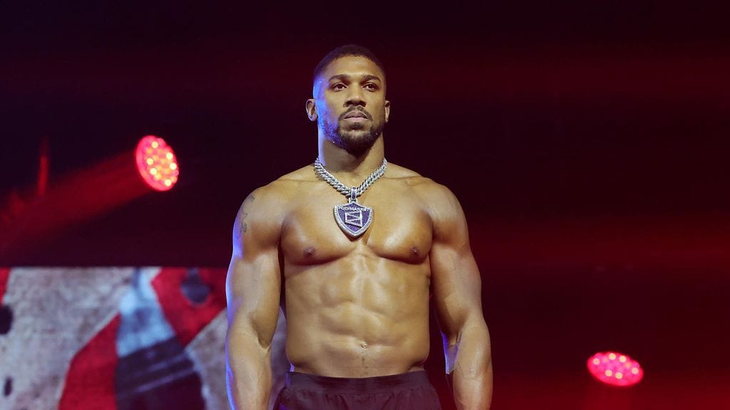 Anthony Joshua palaa nyrkkeilykehään auto-onnettomuutensa jälkeen.