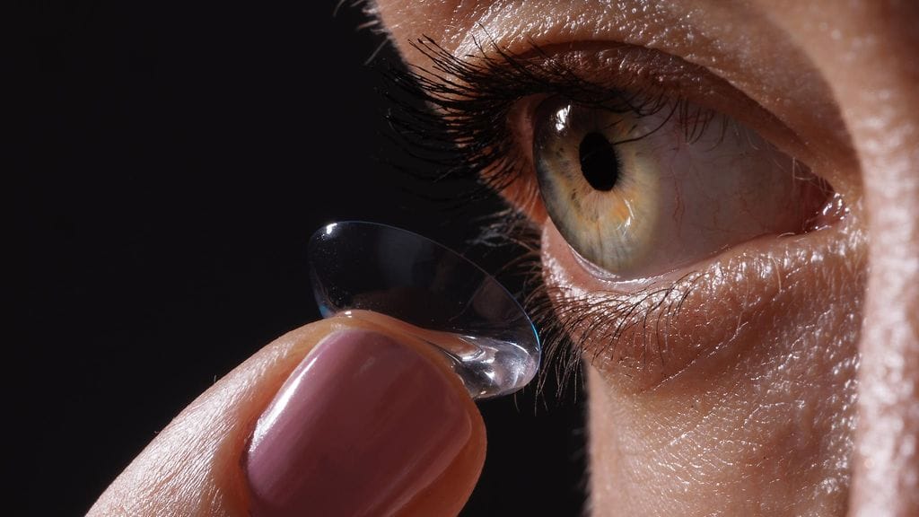 Silmätautien erikoislääkäri varoittaa piilolinssien väärinkäytön seurauksista. Kuvituskuva.