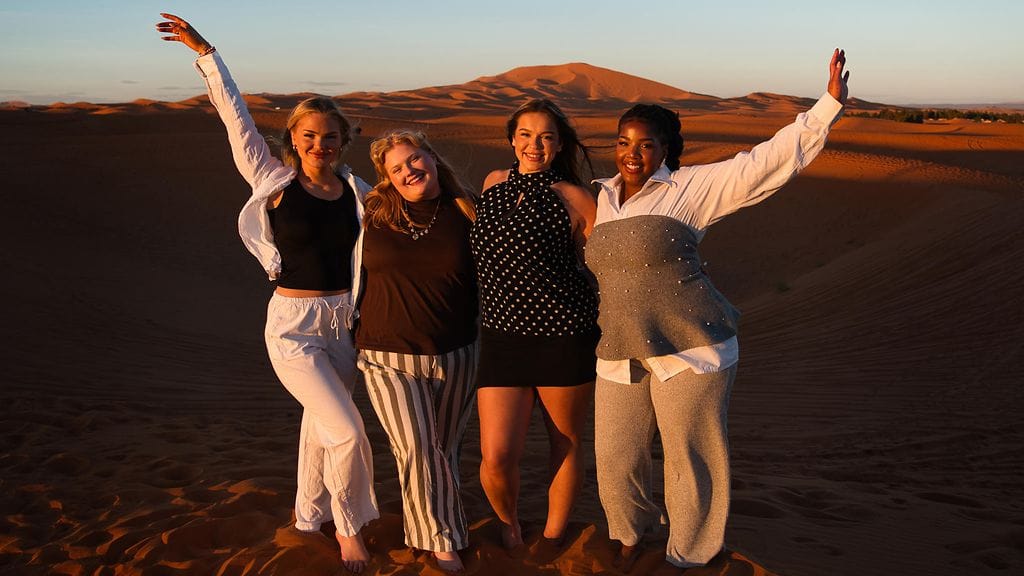 Au pairit -sarjan Sabina, Rebecca, Helin ja Kiara.