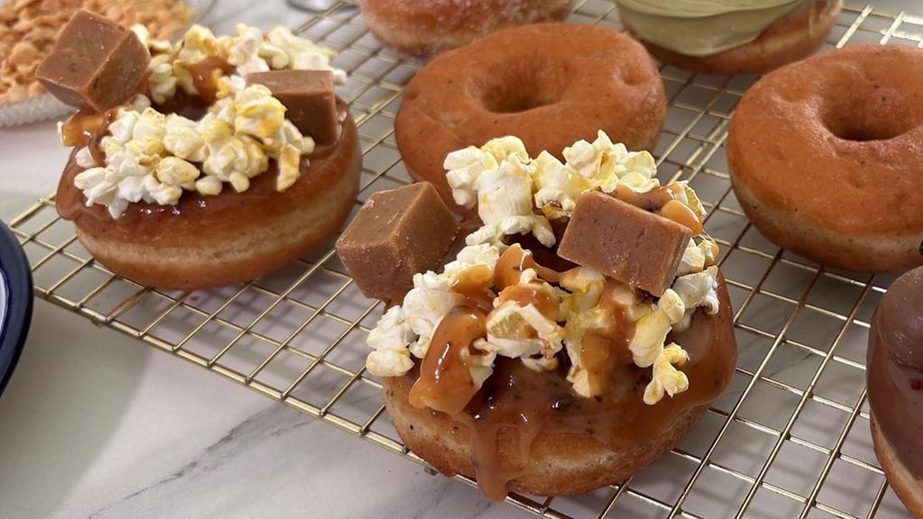 Kuorruta munkit pikakinuskilla! Voit viimeistellä munkit vielä toffeekarkeilla ja popcornilla.