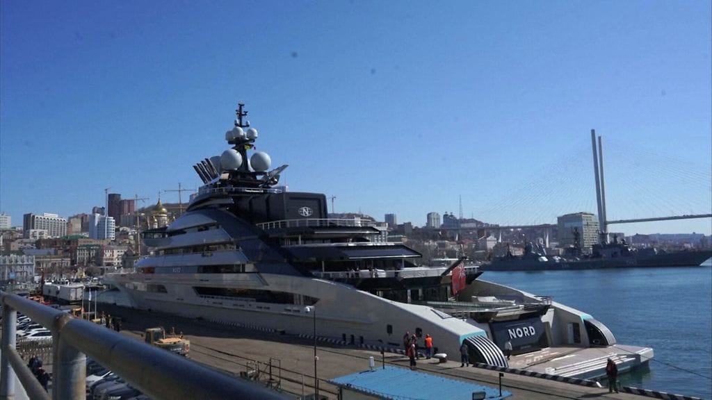 Venäläisen miljonääri Aleksei Mordashovin Nord-jahti Vladivostokissa vuonna 2018. Kuvakaappaus Reutersin videolta.